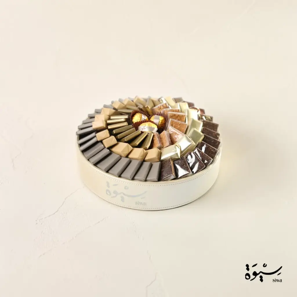 طبق هدايا جلدي مع تمر وشوكولاتة