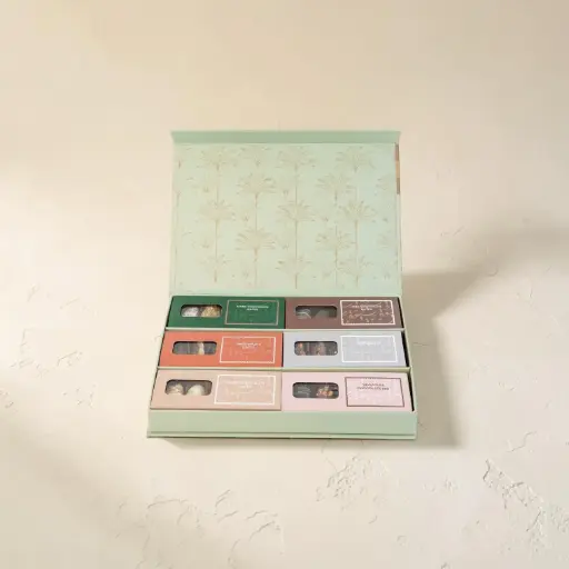 صندوق التمر المحشي والمغطى بالشوكولاتة ب ٦ نكهات