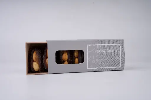 صندوق صغير من التمر والكاجو