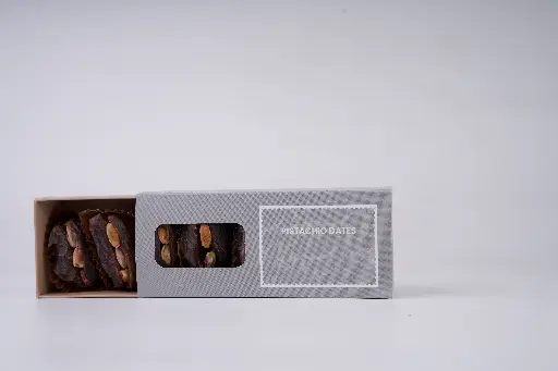 صندوق صغير من التمر والفستق الحلبي